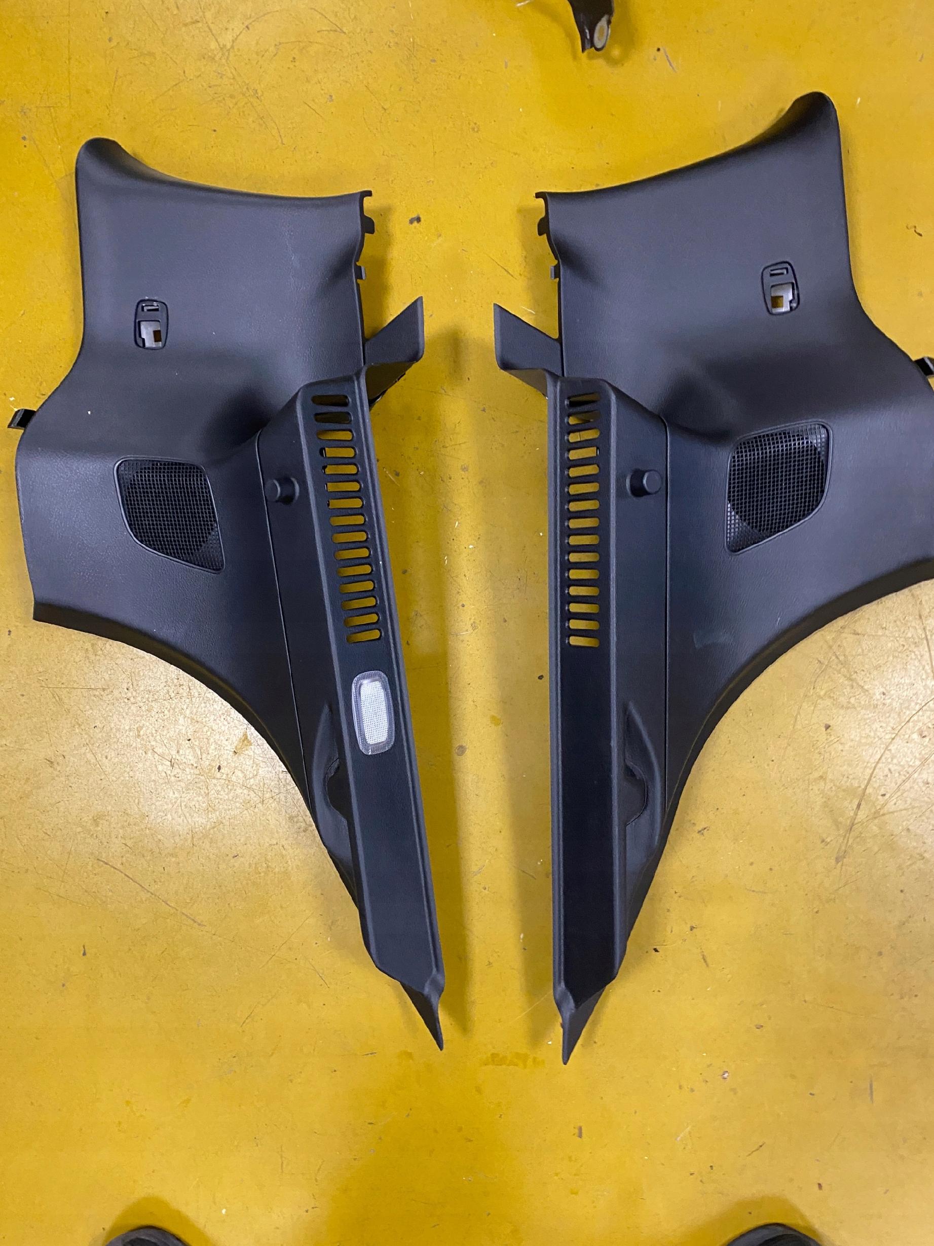 LEWY BOCZEK TAPICERKA BAGAŻNIKA INFINITI Q30