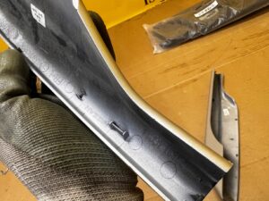 OSŁONA ZAŚLEPKA RELINGU DACHOWEGO TYŁ LEWY NISSAN X-TRAIL III T32