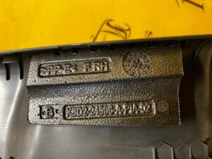 OSŁONA POSZYCIE SŁUPKA B PRAWA LR RANGE ROVER EVOQUE II L551