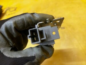 SIŁOWNIK ZAMKA KLAPKI WLEWU PALIWA CHEVROLET CORVETTE C5 97-04