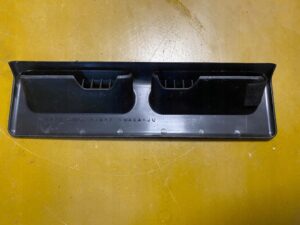 KRATKA WENTYLACYJNA ZA FOTELEM NAWIEW INFINITI Q70