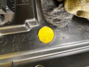 OSŁONA ZAŚLEPKA DOLNA DESKI KONSOLI LEWA MERCEDES CLS W218