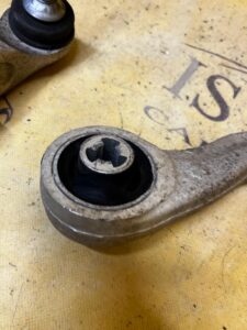 WAHACZ PRZÓD PRAWY DOLNY TESLA MODEL 3 PRZEDLIFT 2WD