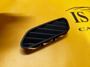 KRATKA NAWIEWU GÓRNA DESKI KONSOLI PRAWA AUDI SQ7 Q7 4M0