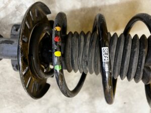 NOGA ZWROTNICA AMORTYZATOR PRZÓD PRAWY PEUGEOT 3008 II 5008 II 1.2 THP