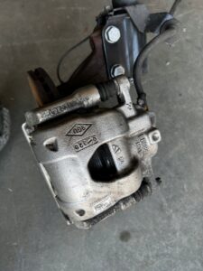 NOGA ZWROTNICA AMORTYZATOR MCPHERSON PRZÓD PRAWY DACIA SANDERO III 1.0 SCE