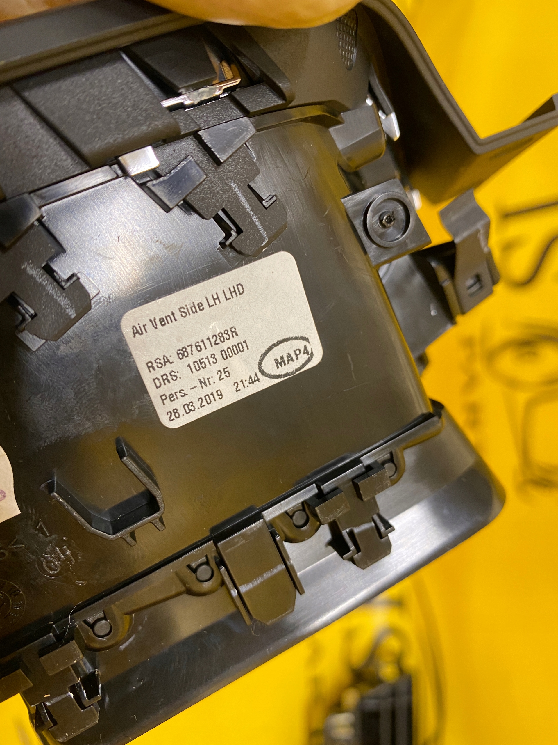 LEWA KRATKA NAWIEWU DESKI KIEROWCY RENAULT CLIO V