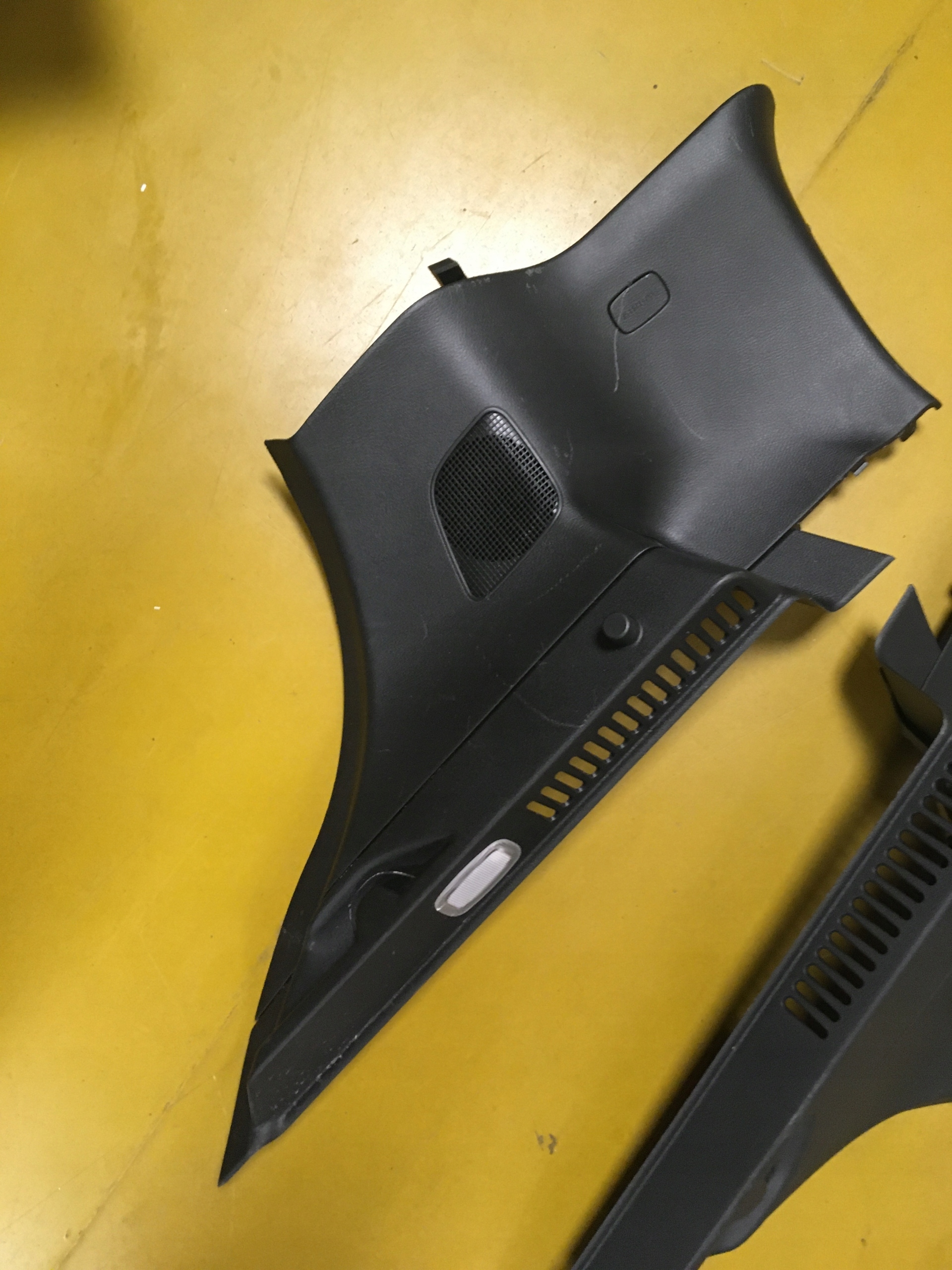 LEWY BOCZEK TAPICERKA BAGAŻNIKA INFINITI Q30