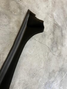 OSŁONA WNĘKI KLAPY BAGAŻNIKA RYNIENKA LEWA BMW 5 G30 M5 F90