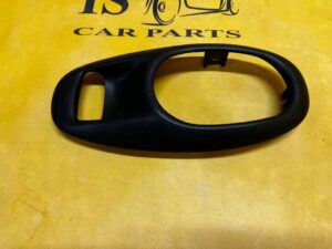 RAMKA OSŁONA KLAMKI WEWNĘTRZNEJ LEWA CHEVROLET CORVETTE C5 97-04