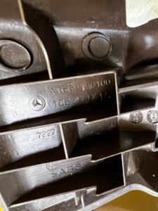 OSŁONA ZAŚLEPKA SZYNY PROWADNICY FOTELA PRZÓD LEWY MERCEDES GLS X166 BRĄZ