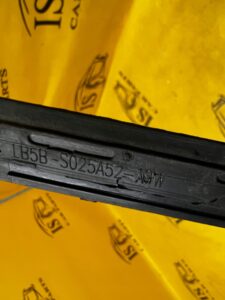 USZCZELKA LISTWA SZYBY CZOŁOWEJ PRZÓD PRAWY FORD EXPLORER MK6