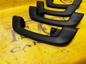 KOMPLET UCHWYTY PODSUFITKI CZARNE BMW 5 G30