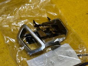 ZESTAW NAPRAWCZY SCHOWKA KANAPY TYŁ CHROM BMW 7 G11 NOWY OEM