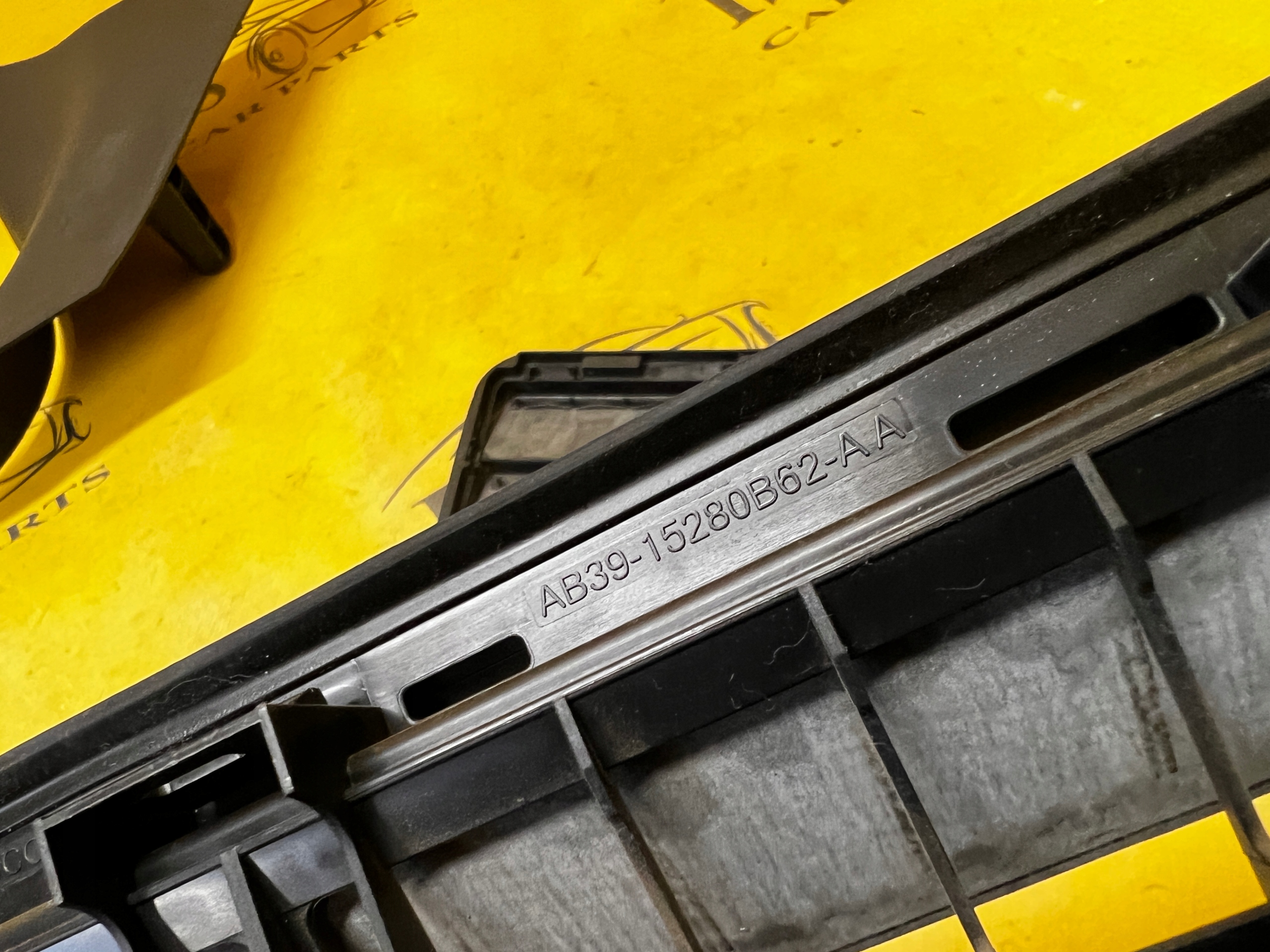 KRATKA WENTYLACYJNA DEKOMPRESYJNA TYŁ FORD RANGER MK5 V