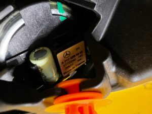 TRÓJKĄT ZAŚLEPKA GŁOŚNIK DRZWI PRZÓD LEWY MERCEDES CLS W218 HARMAN/KARDON