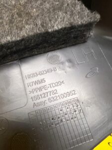 PLASTIK OSŁONA PROGU SŁUPKA A PRZÓD LEWY RANGE ROVER VELAR L560