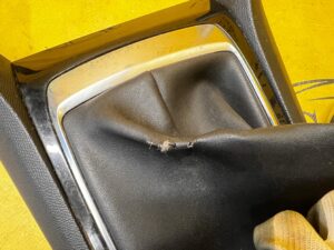 MIESZEK DRĄŻEK ZMIANY BIEGÓW DEKOR TUNELU ŚRODKOWEGO PEUGEOT 308 II T9 EU