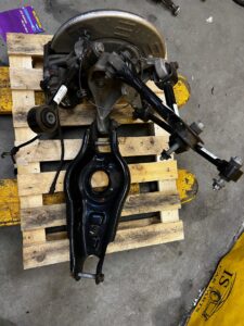 ZWROTNICA TYŁ KOMPLETNA ZACISK LEWA TESLA MODEL 3 2WD