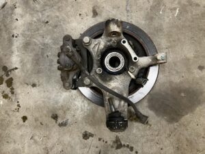 ZWROTNICA TARCZA ZACISK PIASTA TYŁ PRAWY CHEVROLET CORVETTE C5 97-04