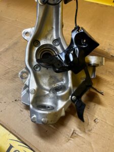 ZWROTNICA PIASTA CZUJNIK ABS PRZÓD LEWY LAND ROVER DEFENDER II L663