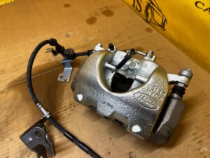 ZACISK HAMULCOWY PRZÓD LEWY LAND ROVER DEFENDER II L663