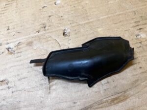 OSŁONA OBUDOWA PODSZYBIA SŁUPKA A PRZÓD LEWA PORSCHE PANAMERA 970 I LIFT