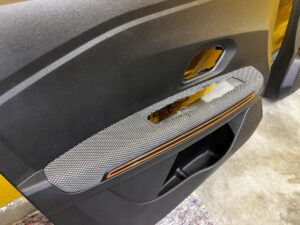 BOCZEK TAPICERKA DRZWI LEWY PRZÓD DACIA SANDERO III STEPWAY 2023R EU