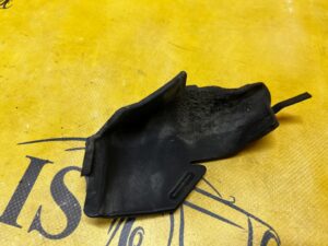 OSŁONA OBUDOWA PODSZYBIA SŁUPKA A PRZÓD PRAWA PORSCHE PANAMERA 970 I LIFT