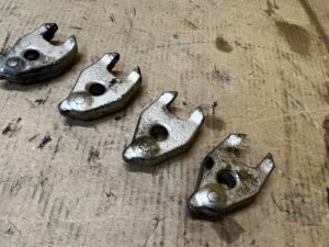 4 X ŁAPKA UCHWYT MOCOWANIE STOPKA WTRYSKIWACZA RENAULT DACIA 1.5 BLUE DCI