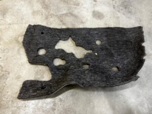 WYGŁUSZENIE BAGAŻNIKA PRAWE RANGE ROVER VELAR L560