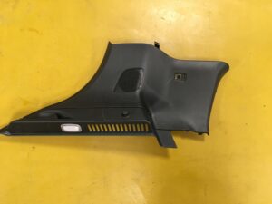 LEWY BOCZEK TAPICERKA BAGAŻNIKA INFINITI Q30