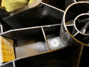 OSŁONA ZAŚLEPKA MOCOWANIA PASA BEZPIECZEŃSTWA PRZÓD LEWY FORD BRONCO 21-