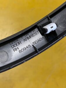 RĄCZKA OSŁON LISTW BOCZKA PRAWY PRZÓD INFINITI Q30