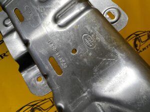 OSŁONA WSPORNIK METALOWY LEWY LR DISCOVERY V L550