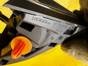 TRÓJKĄT ZAŚLEPKA GŁOŚNIK DRZWI PRZÓD PRAWY MERCEDES CLS W218 HARMAN/KARDON