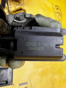 ZAMEK SIŁOWNIK RYGIEL KLAPY BAGAŻNIKA CHEVROLET CORVETTE CABRIO C5 97-04