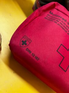 APTECZKA SAMOCHODOWA DUŻA PIERWSZA POMOC BMW NOWA OEM