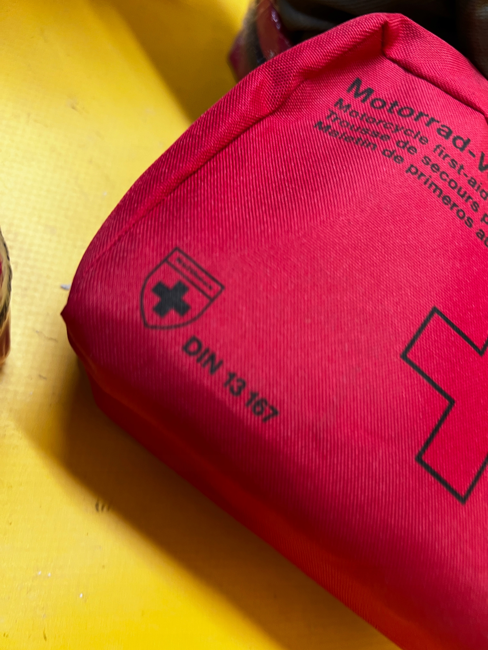 APTECZKA SAMOCHODOWA DUŻA PIERWSZA POMOC BMW NOWA OEM