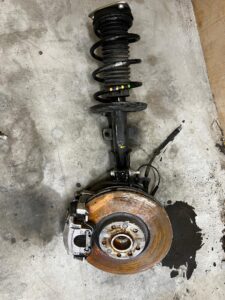 NOGA ZWROTNICA AMORTYZATOR PRZÓD LEWY PEUGEOT 3008 II 5008 II 1.6 BLUE HDI