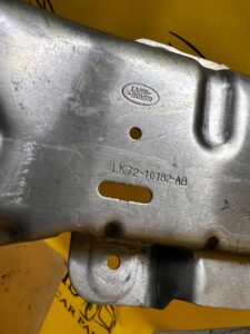 OSŁONA WSPORNIK METALOWY PRAWY LR DISCOVERY V L550