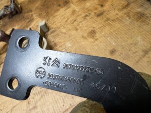 UCHWYT MOCOWANIE ROLETY PIONOWEJ LEWY PEUGEOT 508 I KOMBI SW