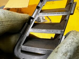 KRATKA ZAŚLEPKA MASKOWNICA DESKI PRAWA RENAULT MEGANE IV