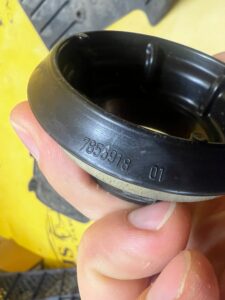 OSŁONA GÓRNA WTYCZKI PRZEWODU AMORTYZATORA PRZÓD EDC BMW M5 F90 M8 F91 F92