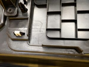 TAPICERKA BOCZEK BAGAŻNIKA TYŁ PRAWY PRAWA GŁOŚNIK 4 DRZWI FORD BRONCO 21-