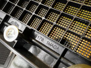 OSŁONA ZAŚLEPKA GŁOŚNIKA PÓŁKI TYŁ INFINITI Q70 M35h M37 M56