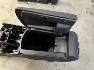 TUNEL ŚRODKOWY PODŁOKIETNIK PRZYCISK HAMULCA RĘCZNEGO PEUGEOT 3008 I