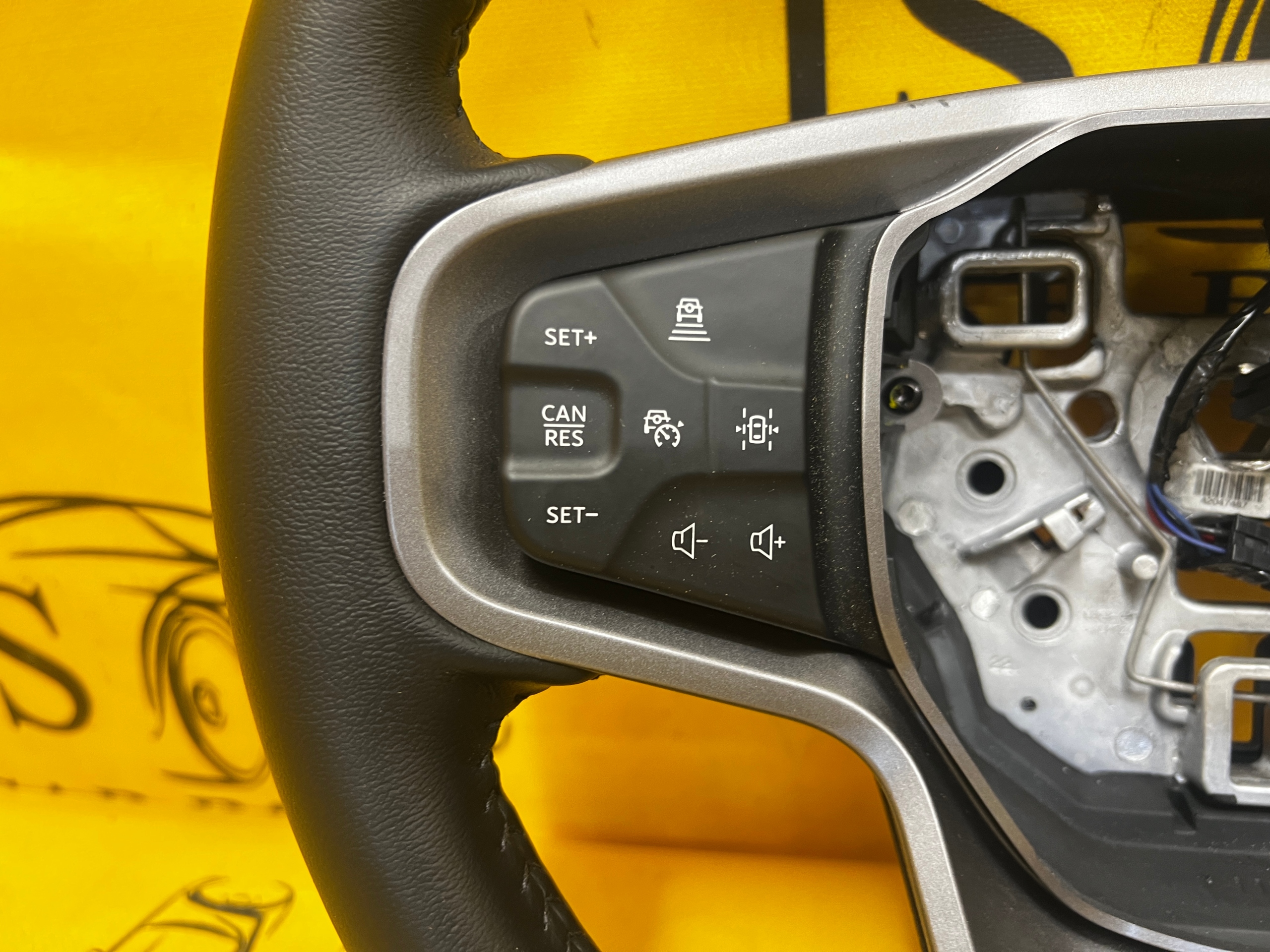 KIEROWNICA SKÓRA MULTIFUNKCJA PODGRZEWANA FORD BRONCO 21-