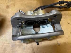 ZACISK HAMULCOWY PRZÓD LEWY LAND ROVER DEFENDER II L663