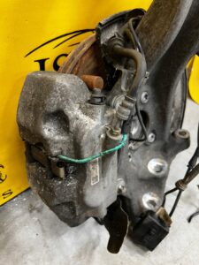 ZWROTNICA PIASTA TARCZA LEWY PRZÓD BMW 5 G30 530D RWD 2WD